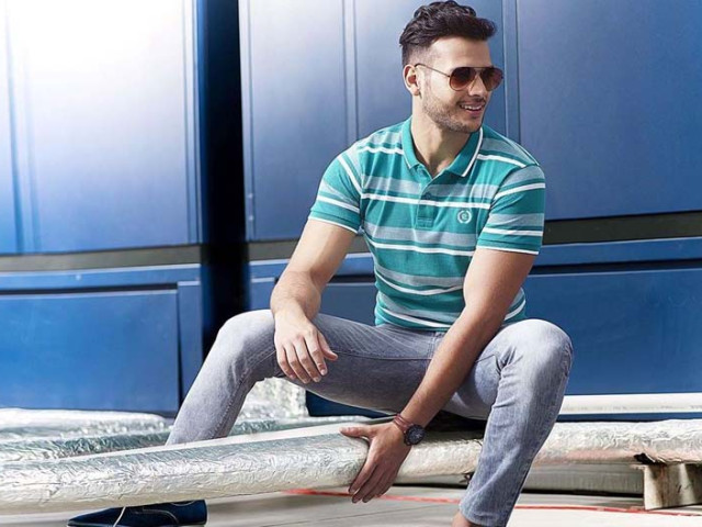 What should a man wear with a polo shirt?