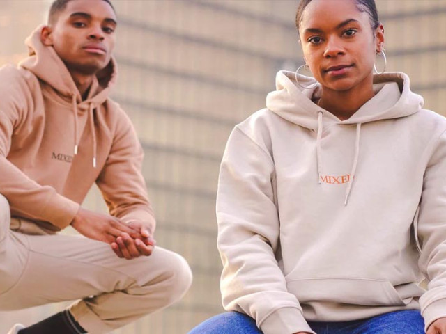 What to wear with a sports sweatshirt?